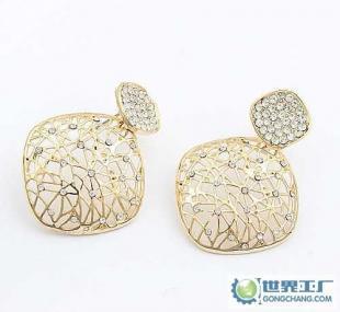 飾品批發(fā)新機遇 深度解析韓版千絲萬縷金色耳環(huán)的市場潛力與代理策略